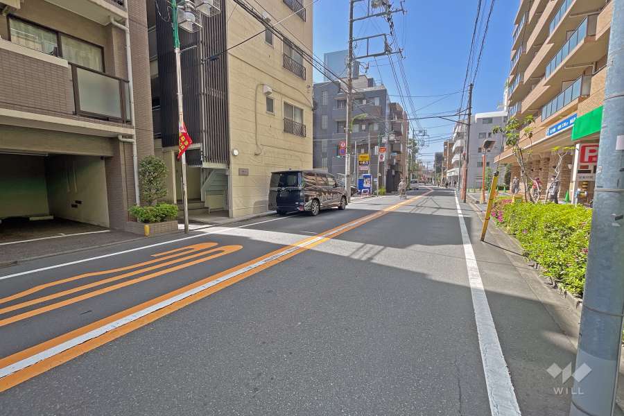 敷地北西側の前面道路（北東側から）