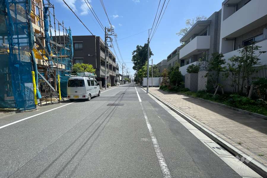 敷地北側の前面道路（西側から）