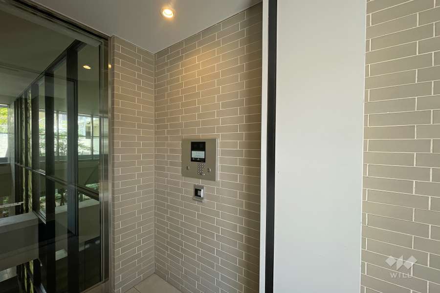 エントランスはオートロック付きです。