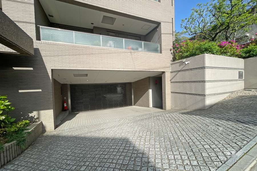 駐車場の出入り口（リングシャッター付き）