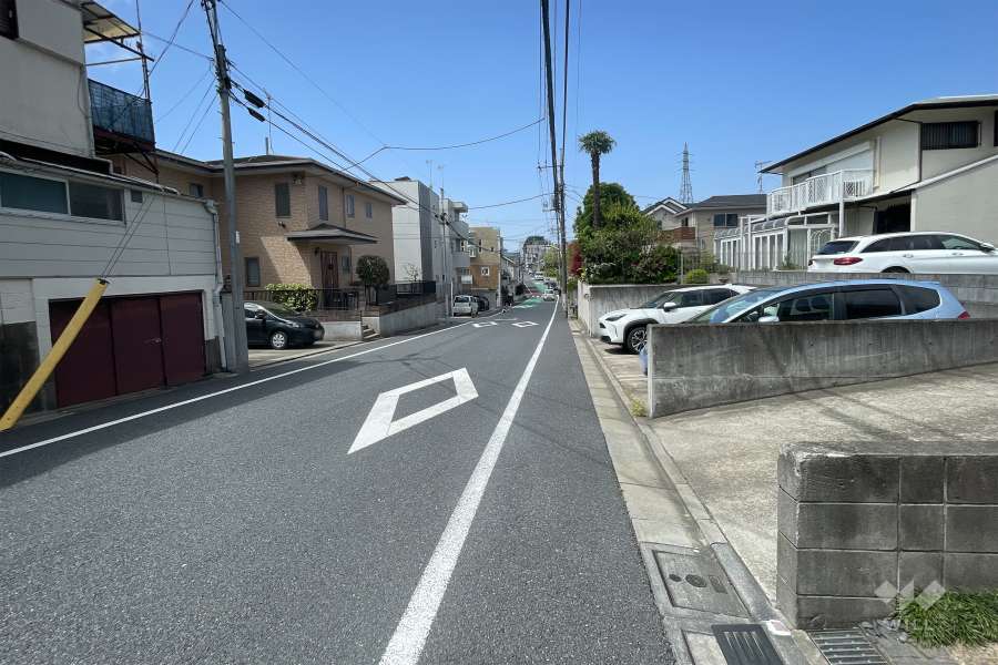 敷地南側の前面道路