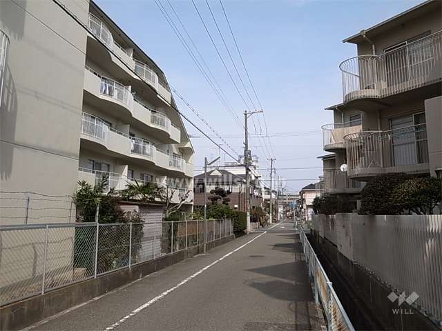 敷地東側の前面道路。敷地の4方が接道しています。
