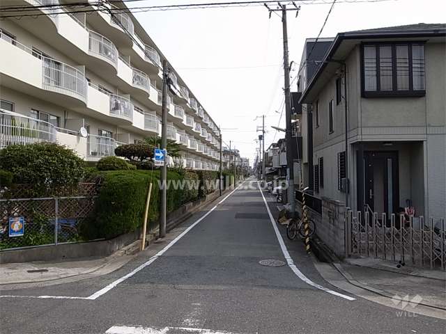 敷地南側の前面道路。周辺は一戸建てとマンションが混在する静かな住宅地です。