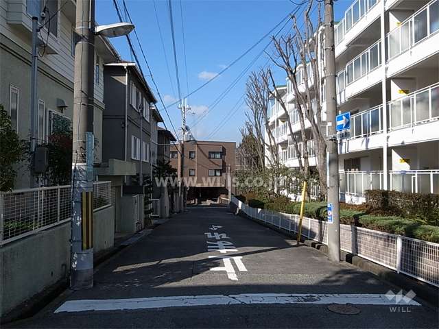 敷地南側の前面道路。周辺は一戸建てとマンションが混在する閑静な住宅地です。
