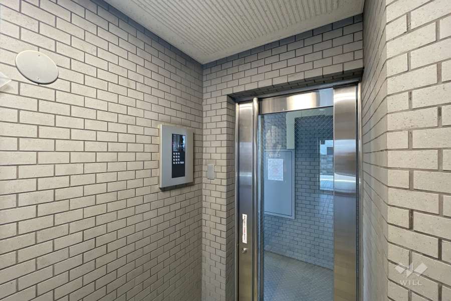 エントランスはオートロック付きです。　