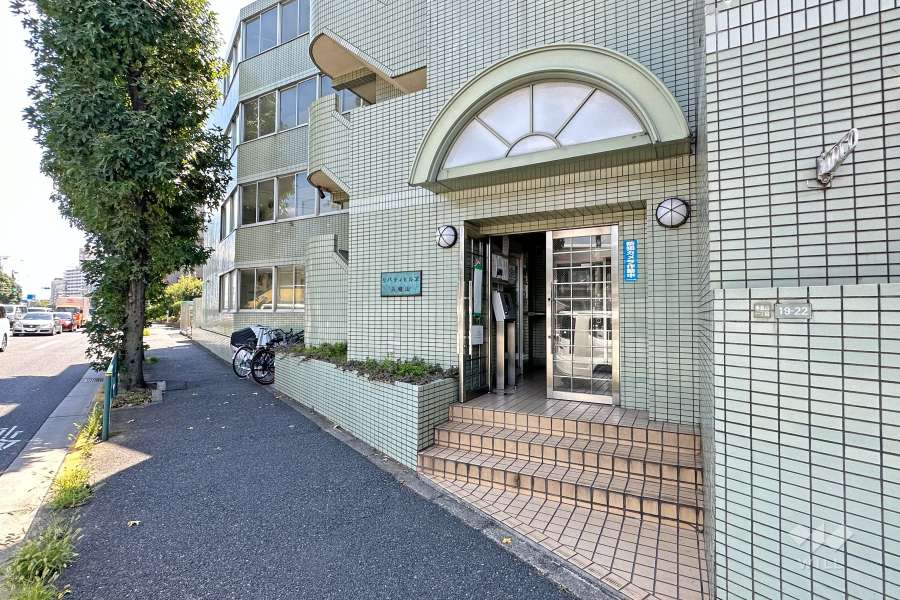 敷地東側の前面道路（北側から）