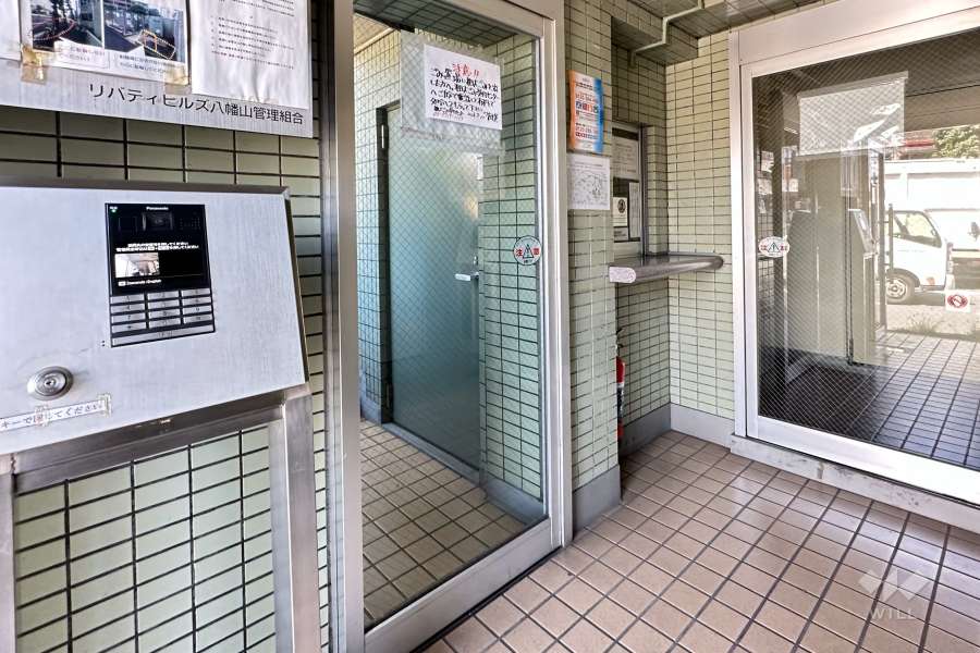 エントランスはオートロック付きです。