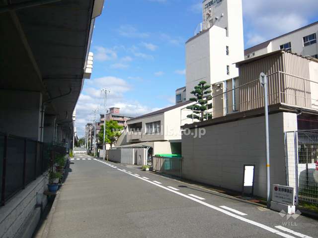 周辺は区画の整った住宅地。敷地の北側には道を挟んで、名神高速道路が走っています。