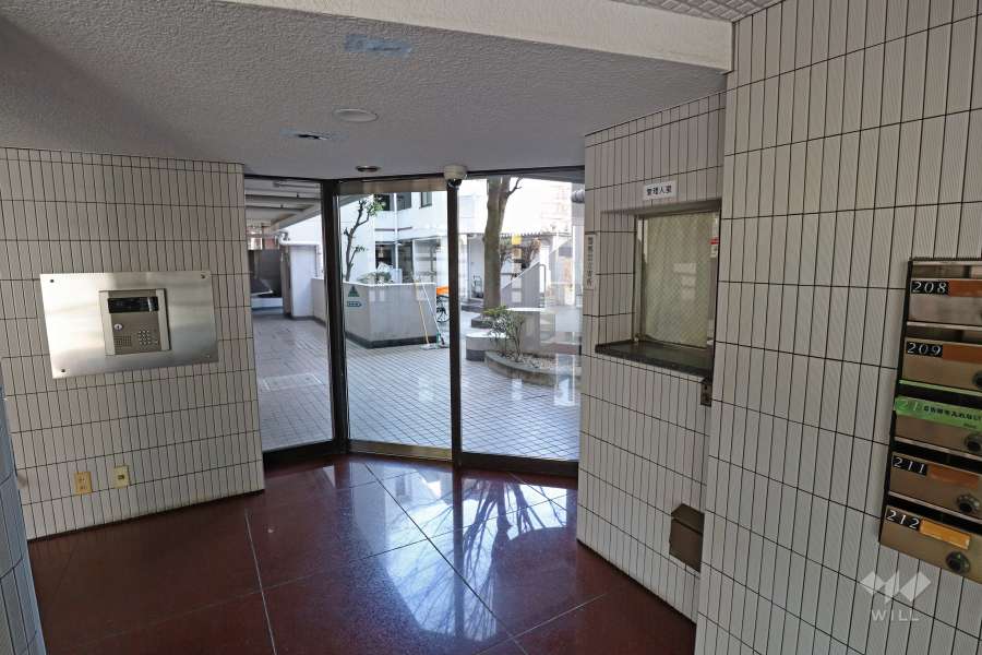 エントランスはオートロック付きです。