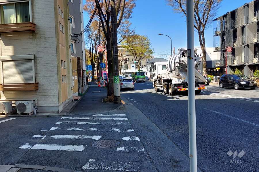 敷地北側の前面道路(東側から)