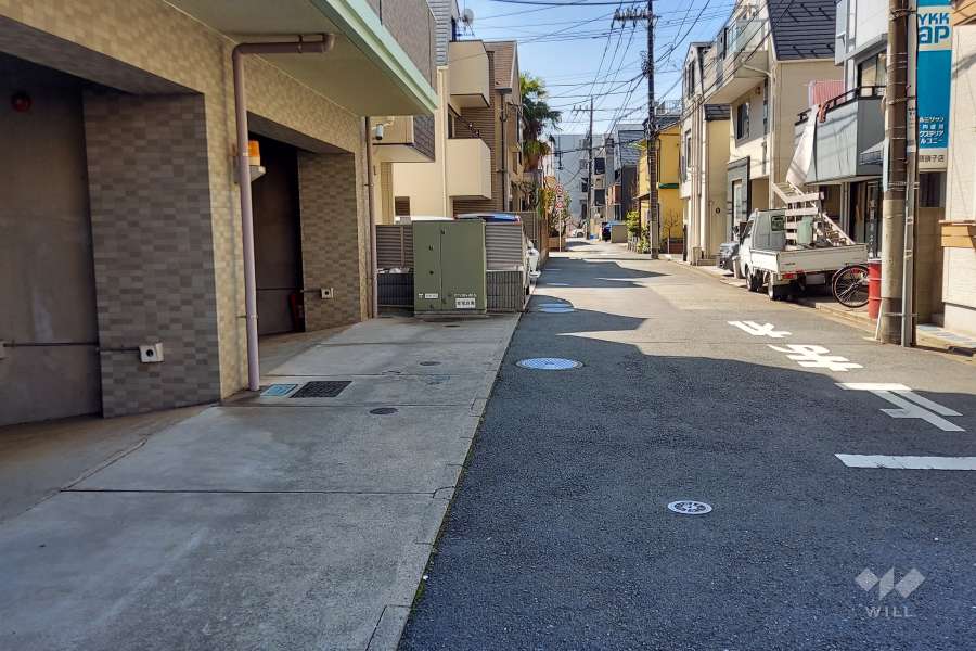 敷地西側の前面道路(北側から)