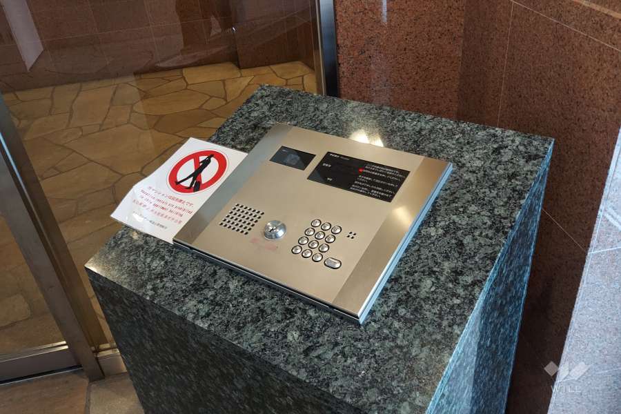 エントランスはオートロック付きです。