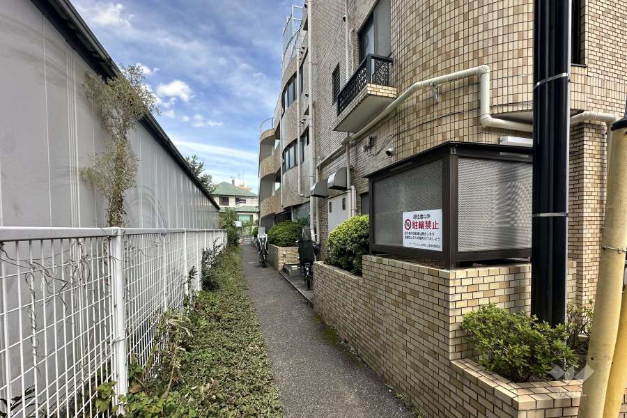 敷地北西側の前面道路