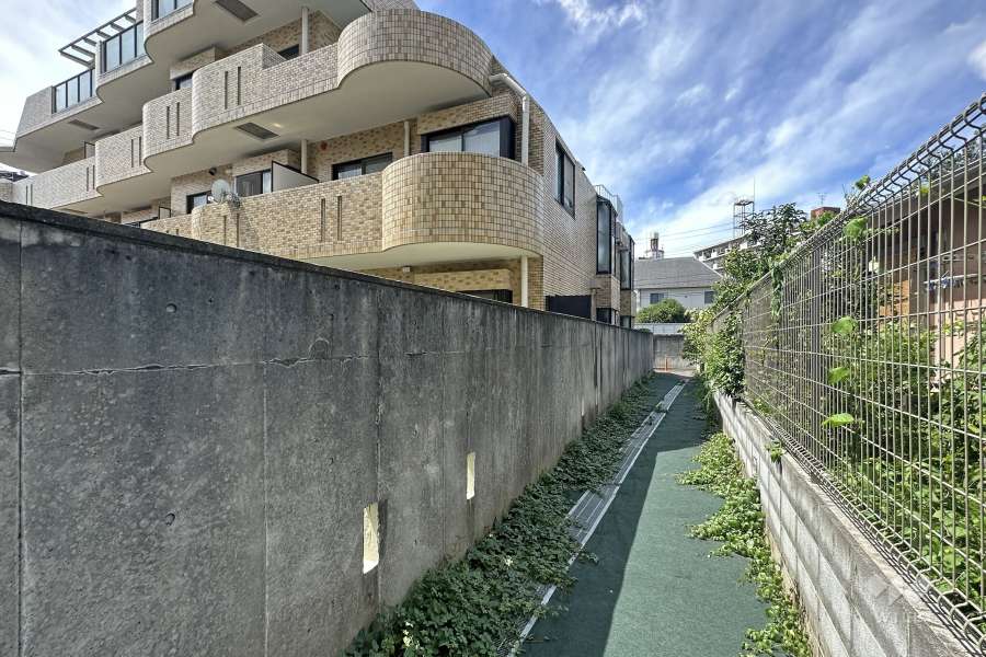 敷地北東側の前面道路