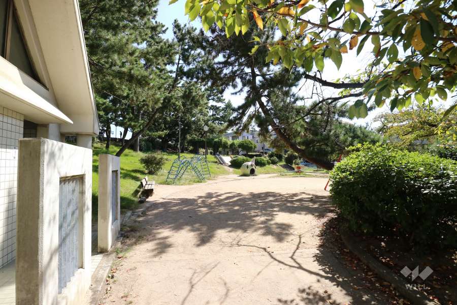 公園内には高低差を利用した滑り台など各種遊具があります。