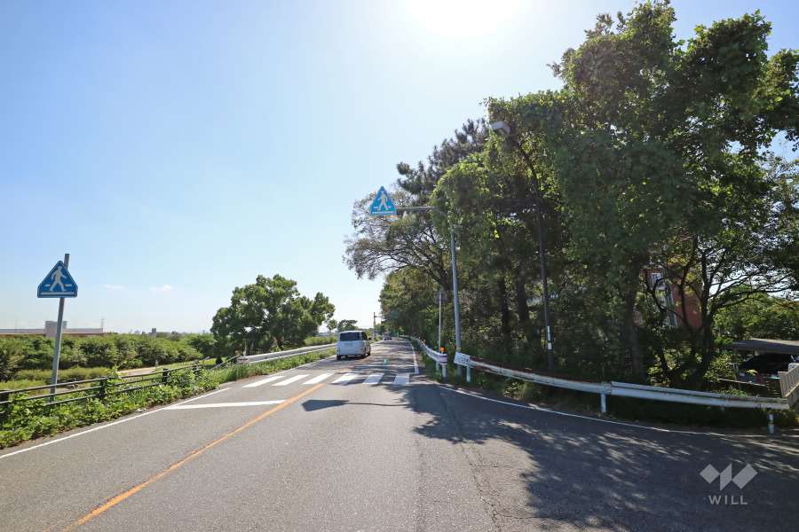 敷地東側には武庫川が流れており、土手を県道114号西宮宝塚線が走っています。