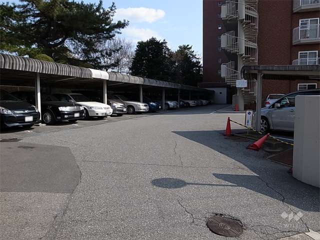 敷地北側の敷地内駐車場（屋根付き）