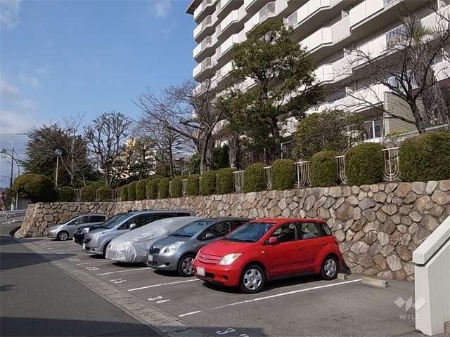エントランス横の駐車場（屋外平面式）