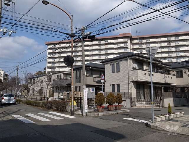 敷地の西側には一戸建てが中心に立ち並ぶ住宅地が広がっています。