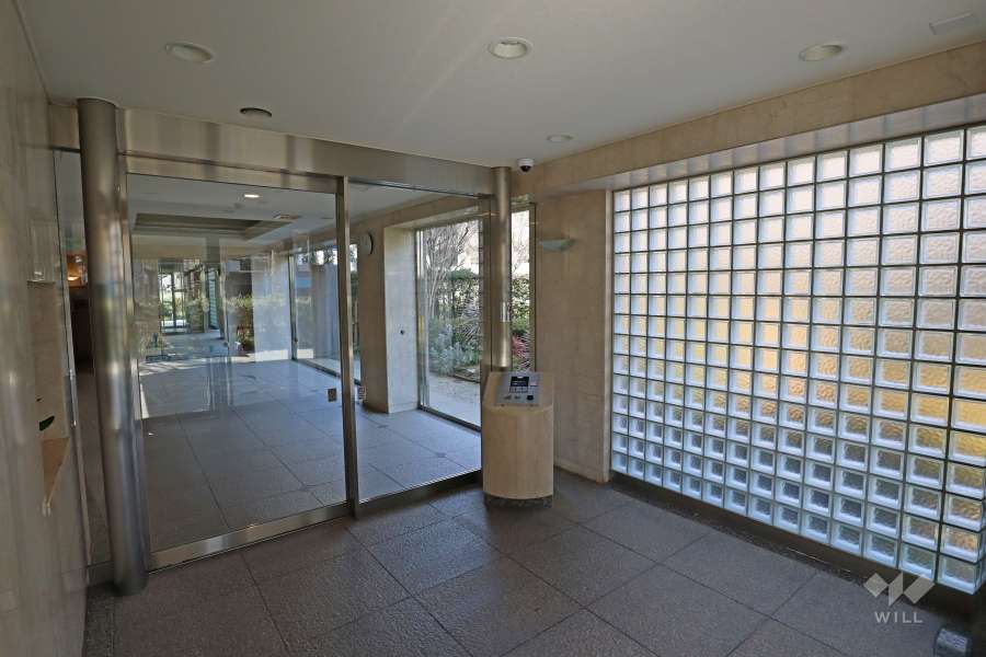 エントランスはオートロック付きです。