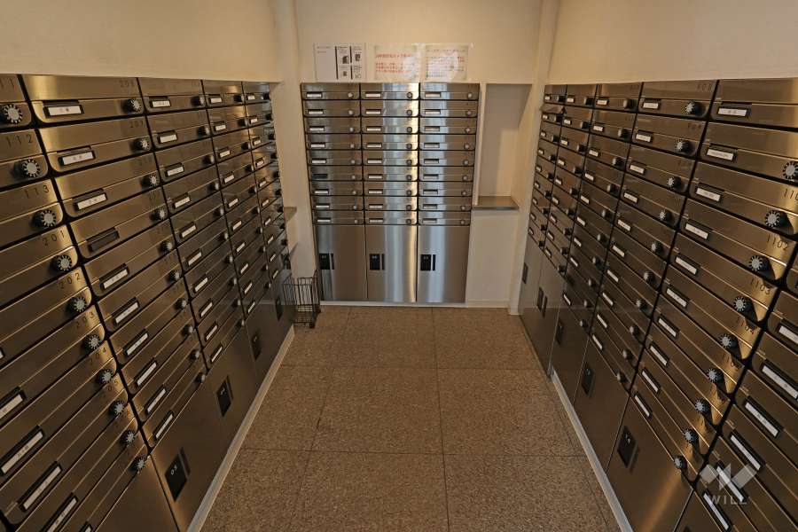 共用ポストおよび宅配ボックス