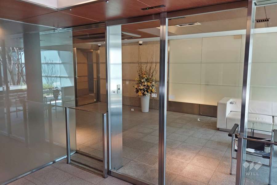 エントランスはオートロック付きです。