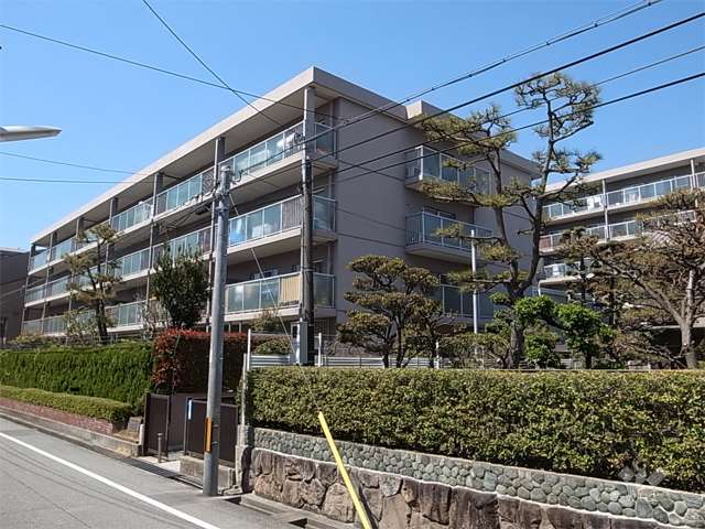 甲子園口ビューハイツの外観（南東側から）　南棟と北棟の全2棟で構成されています。