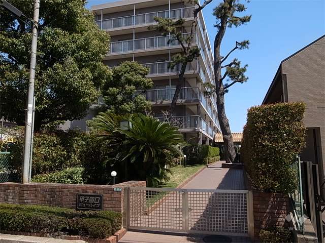 緑に囲まれたエントランスアプローチ