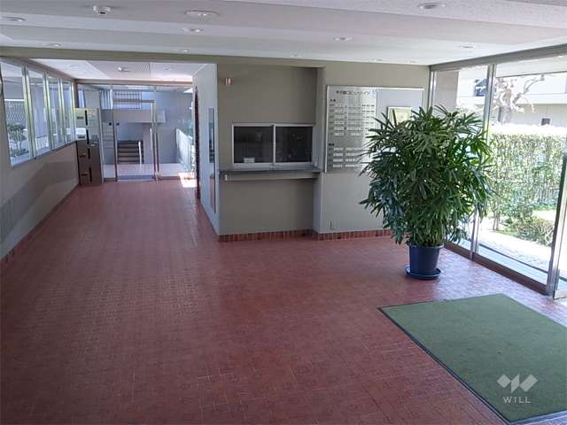 東西両面がガラス張りの明るいエントランスホール