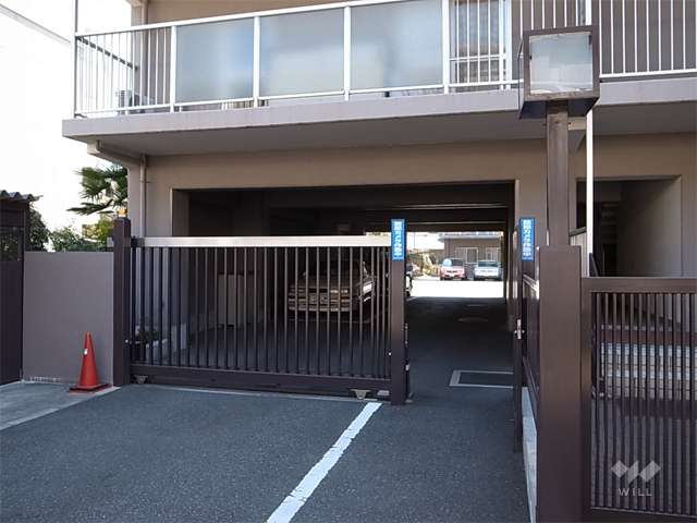 駐車場の入り口にはゲートが付いています。