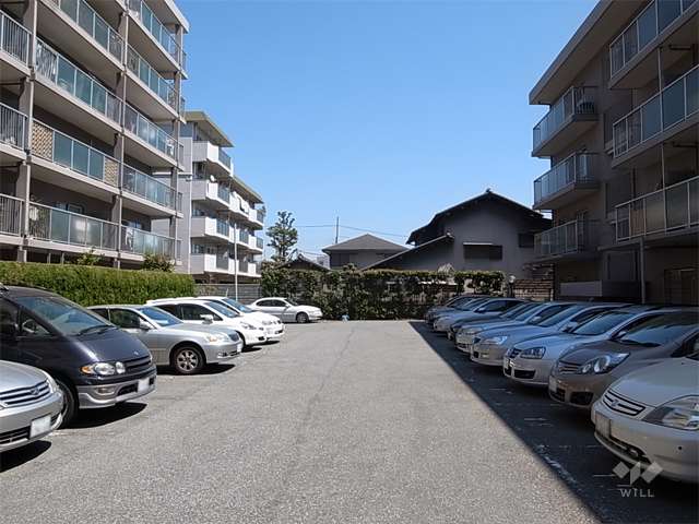 南棟と北棟との間にある敷地内駐車場（平面式）