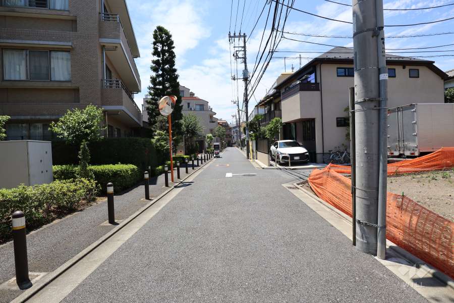 敷地北側の前面道路(北東側から)