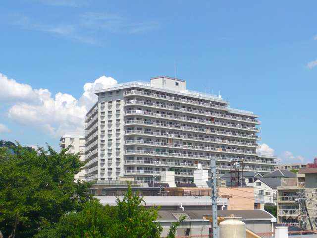 グランドハイツ甲陽園の外観（南西側から）
