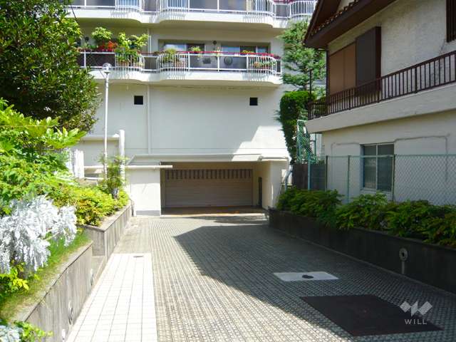 駐車場出入り口（扉付き）