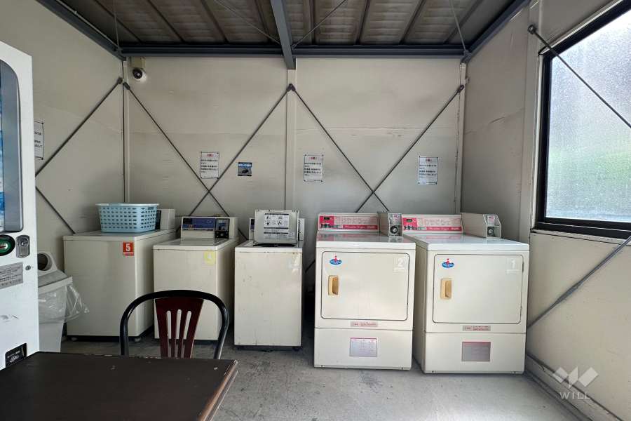 敷地内にあるコインランドリー