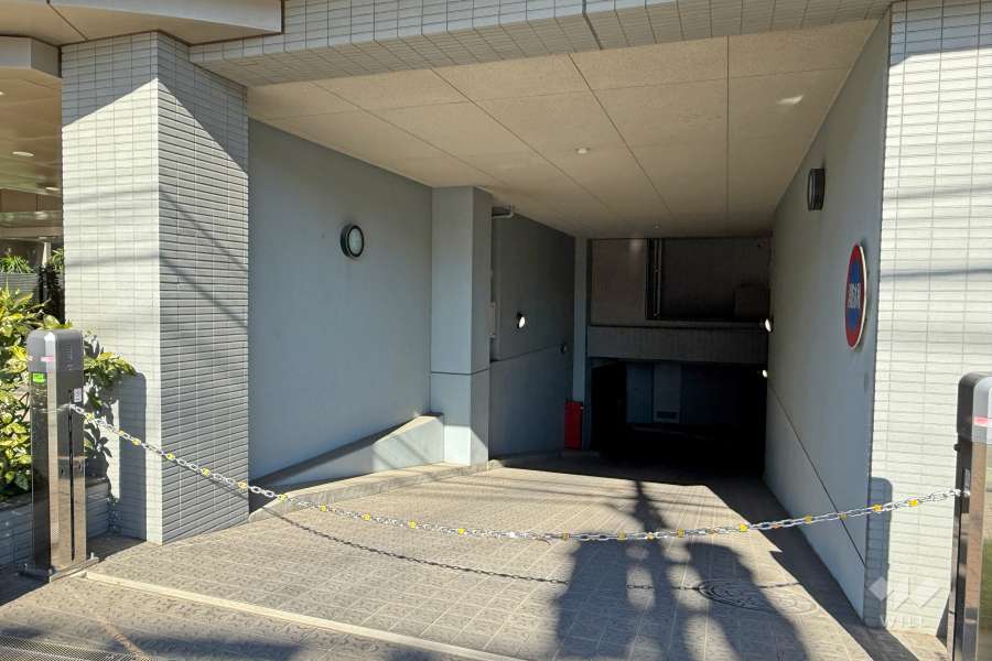駐車場の出入り口（ロボットゲート付き）