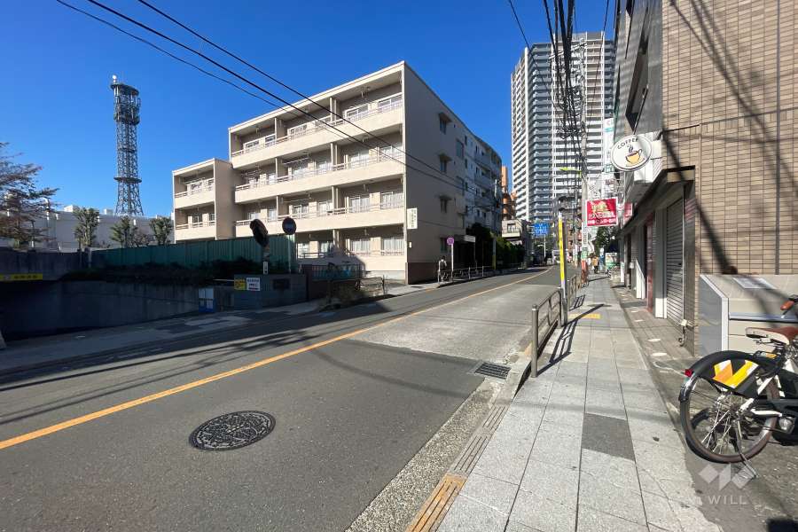 敷地南西側の前面道路（南東側から）