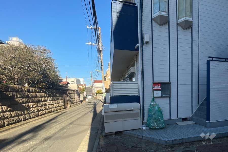 敷地の南側前面道路（東側から）