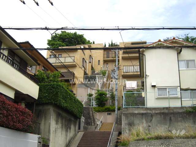 グリーン高座の外観（西側から）　高台に建っています