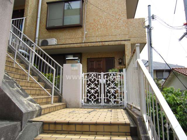各住戸に門扉が付いています