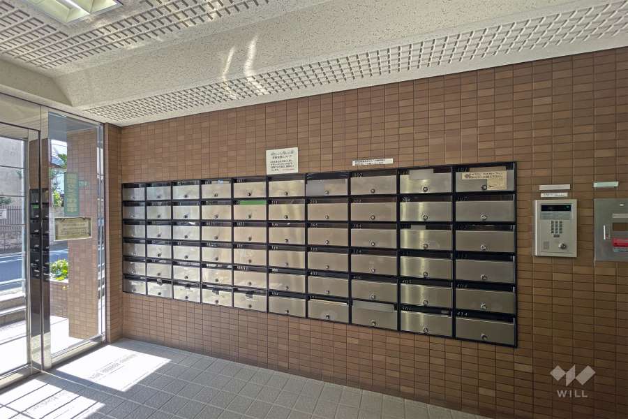 エントランスはオートロック付きです。