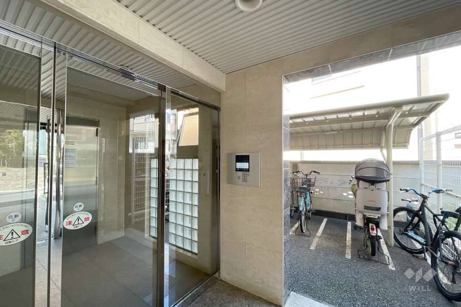 エントランスはオートロック付きです。