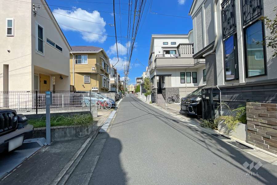 敷地北東側の前面道路（南側から）