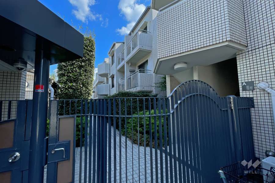 エントランスはオートロック付きです。