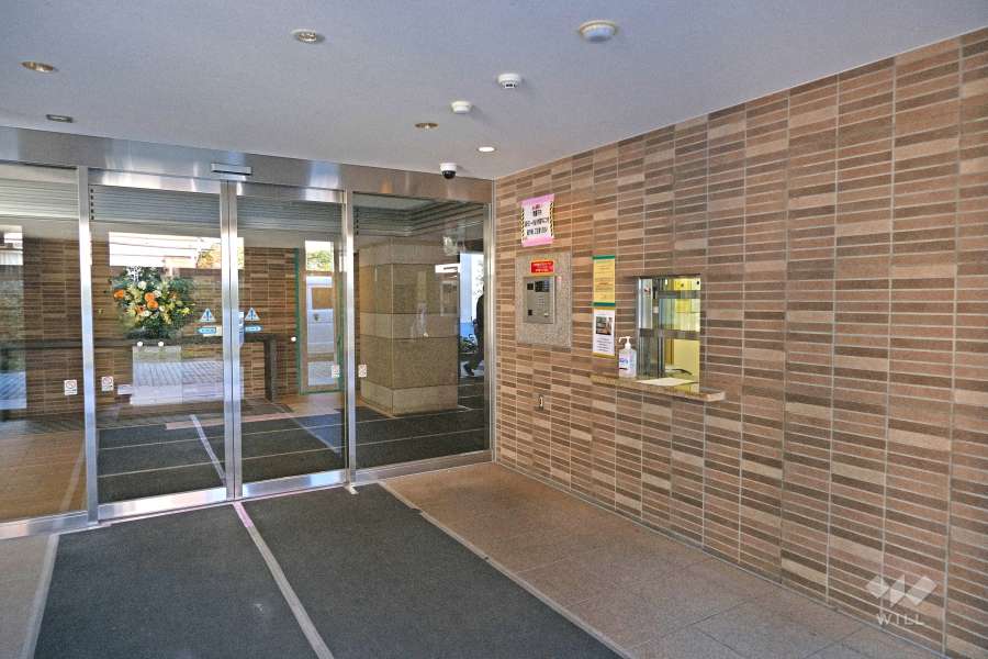 エントランスはオートロック付きです。