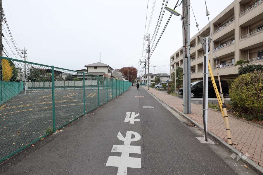 敷地南側の前面道路（東側から）