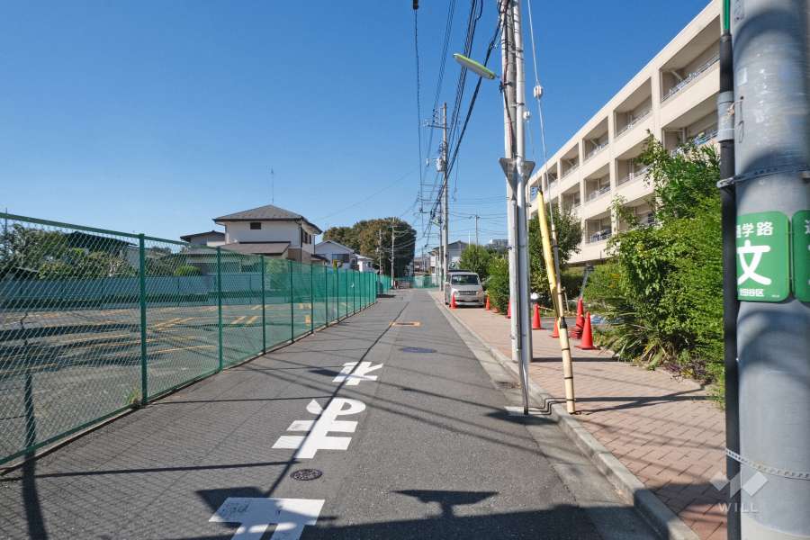 敷地南側の前面道路（東側から）