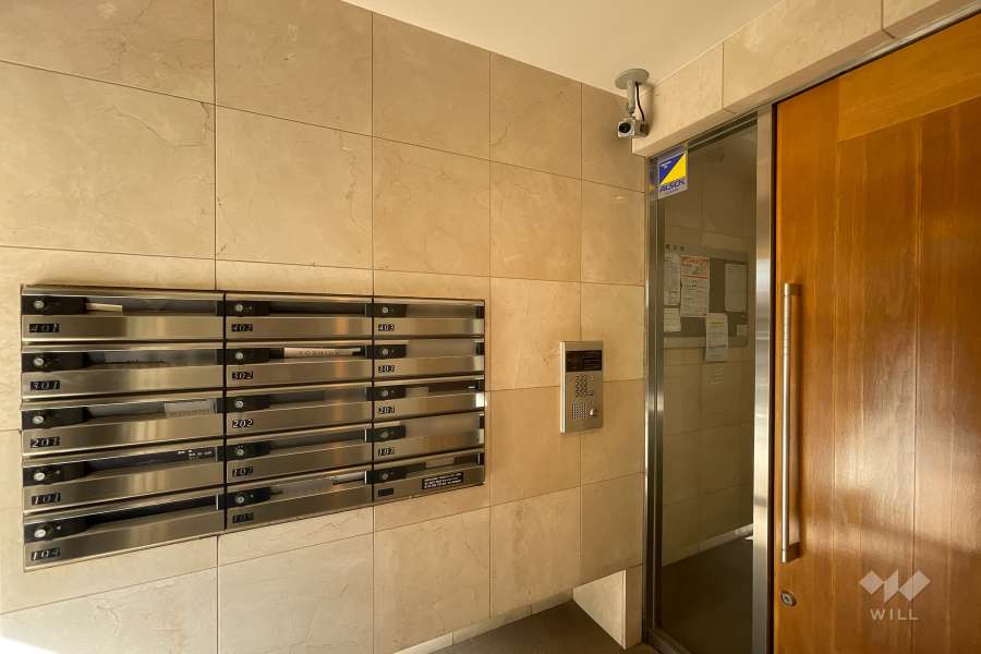 エントランスはオートロック付きです。