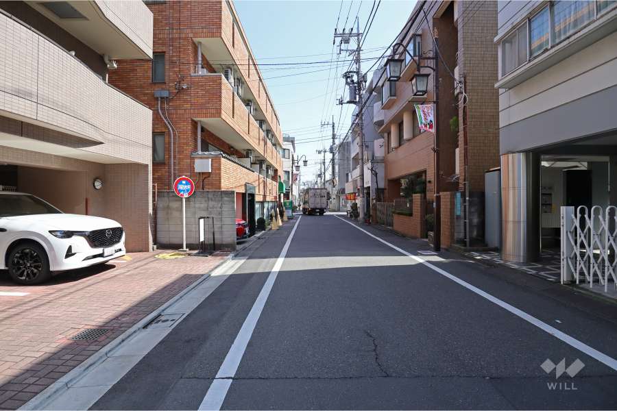 敷地南西側の前面道路（北西側から）