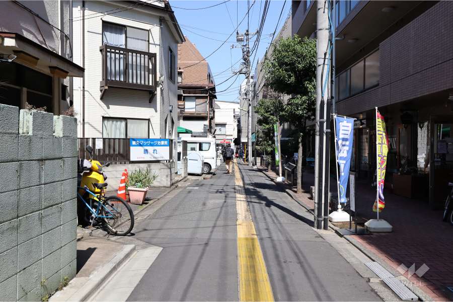 敷地北西側の前面道路（南西側から）